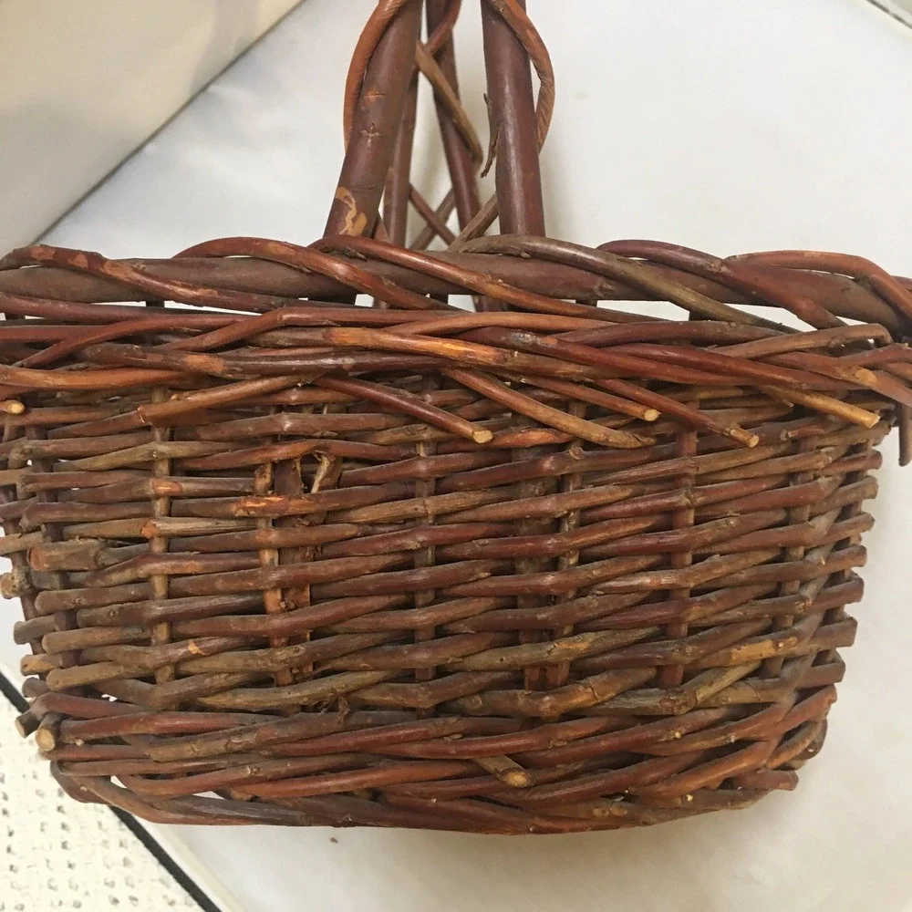 Unbranded handcrafted grapevine
